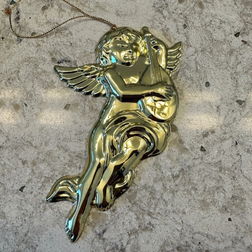 Angel with music plastic ornament‎
